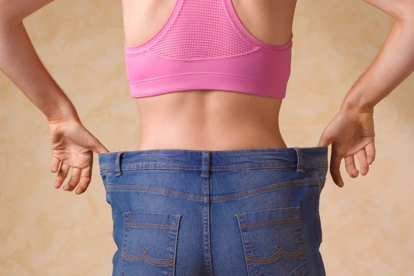 Mulher com a calça larga