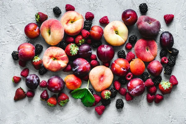 frutas vermelhas e amarelas