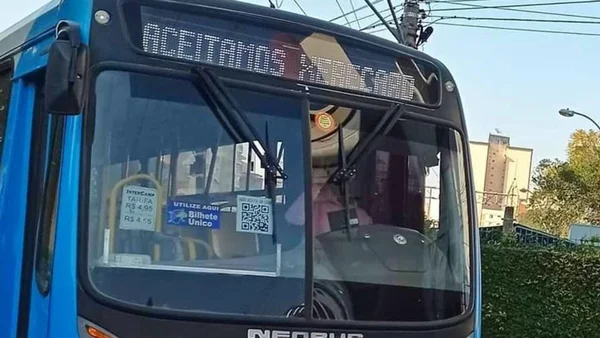 ônibus com letreiro "aceitamos xerecard"