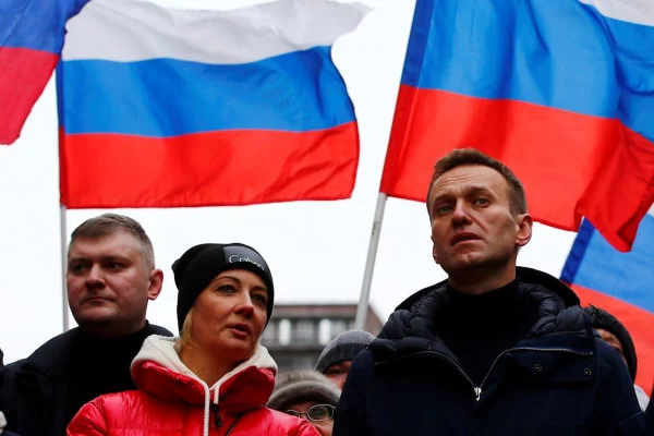 Imagem colorida de Alexei Navalny ao lado da esposa, Yulia - Metrópoles