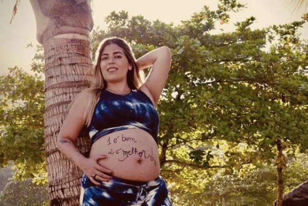 Foto colorida de Bruna Surfistinha grávida - Metrópoles