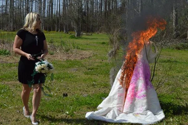 Após traição e divórcio, mulher faz ensaio queimando vestido de noiva