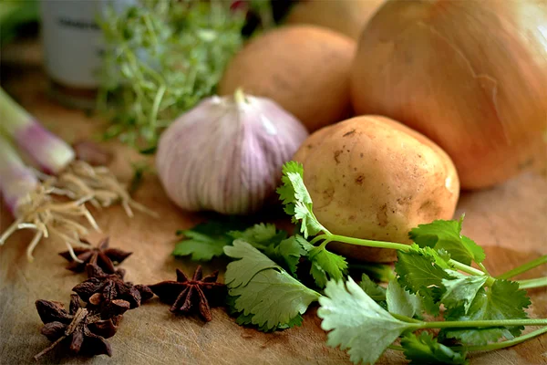 Aprenda a tirar o sal da comida: conheça substitutos cheios de sabor