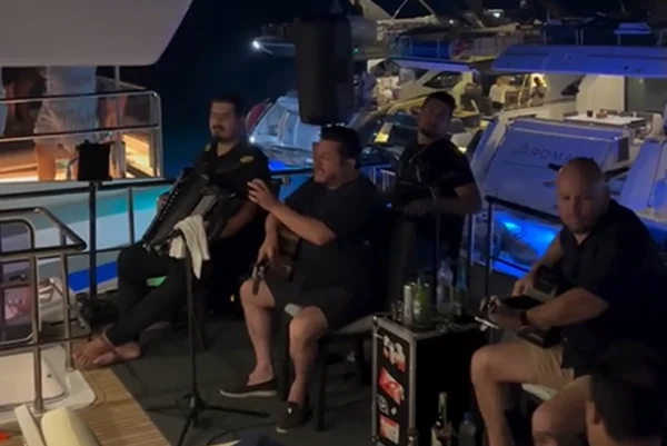 Cantor Marrone se apresenta em barco com governador e ministro de Lula