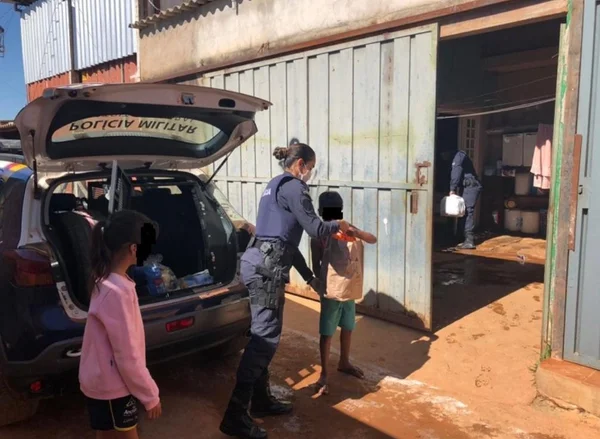 Policias doaram roupas e alimentos
