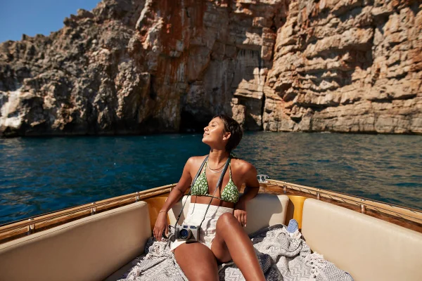 Sem perrengue chique! Veja como se proteger do calor no verão europeu
