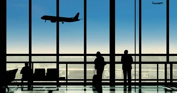 janela de aeroporto com silhuetas
