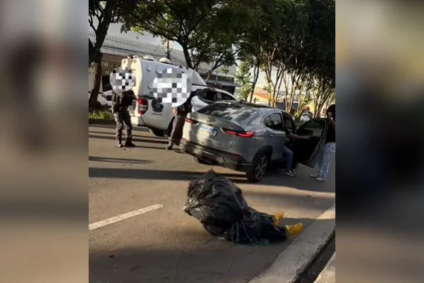 “Corpo” em saco preto confunde policiais durante abordagem