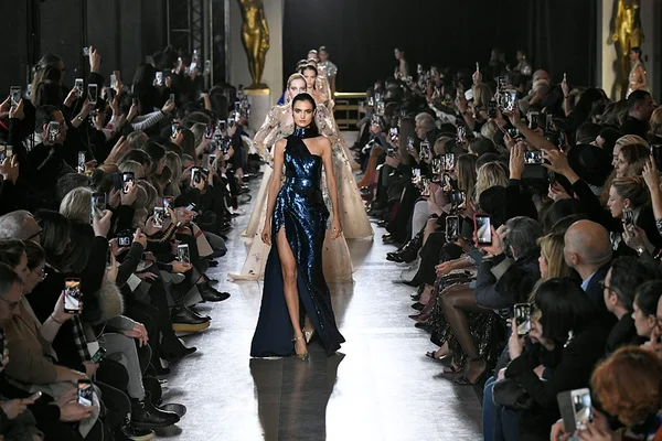 Margiela, Saab e Gaultier fazem desfiles marcados pela assimetria