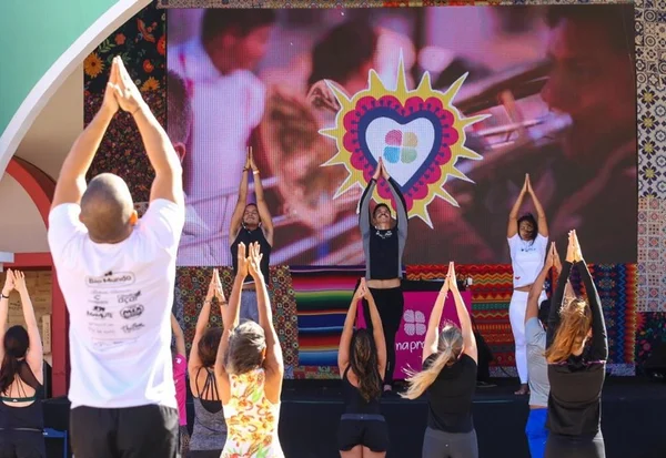 Em clima de festa, Wesley Paixão dá aulas de yoga no Na Praia