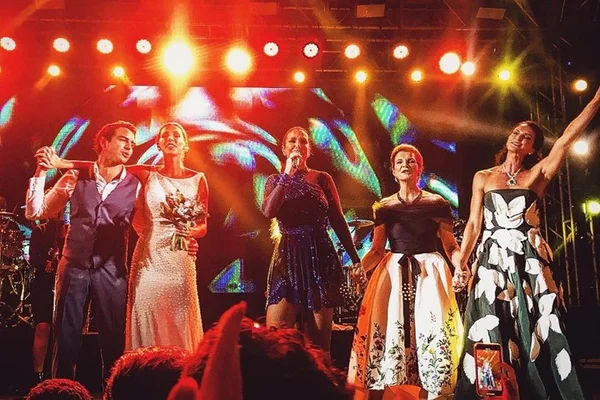 Com show de Ivete e Jota Quest, casamento leva famosos a Trancoso