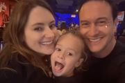 Edu Ribeiro, a esposa Kátia Santin Ribeiro e a filha Malu posam sorridentes