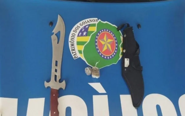 Segundo a polícia, homem usava faca para ameaçar companheira, em Mineiros, Goiás