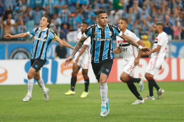 Grêmio desencanta no 2º tempo e bate São Paulo com facilidade