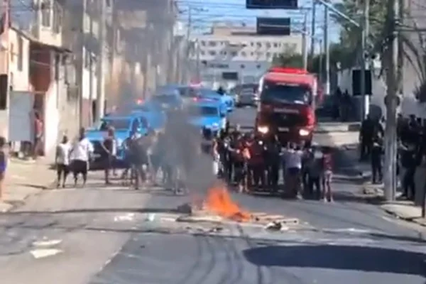 Moradores ateiam fogo em pneus durante protesto na Zona Norte do Rio