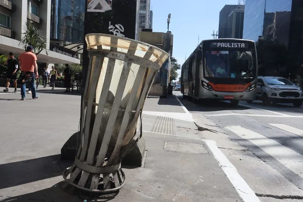 Lixeira torta na Avenida Paulista