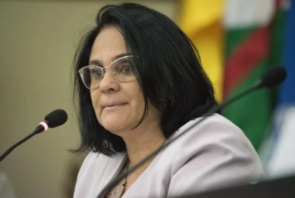 Damares Alves, política brasileira. Ela tem pele branca e cabelos curtos e pretos- Metrópoles