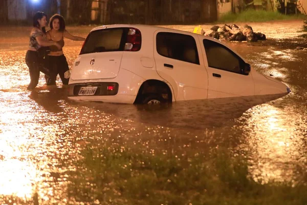 Fotos: forte chuva causa alagamentos no DF na madrugada desta 2ª