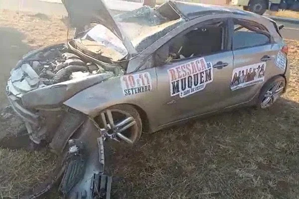 Carro capota na BR-020. Jovem e adolescente ficam feridas