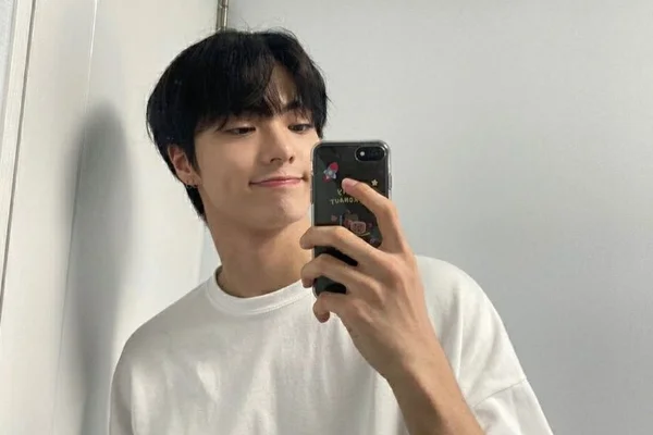 Imagem colorida: Lee Youngbin tira foto no espelho - Metrópoles