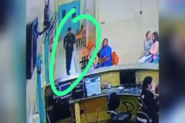 IMAGEM COLORIDA DE ENFERMEIRA FUGINDO DE ABUSO