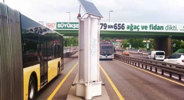 Foto colorida de turbina eólica em rodovia na Inglaterra - Metrópoles