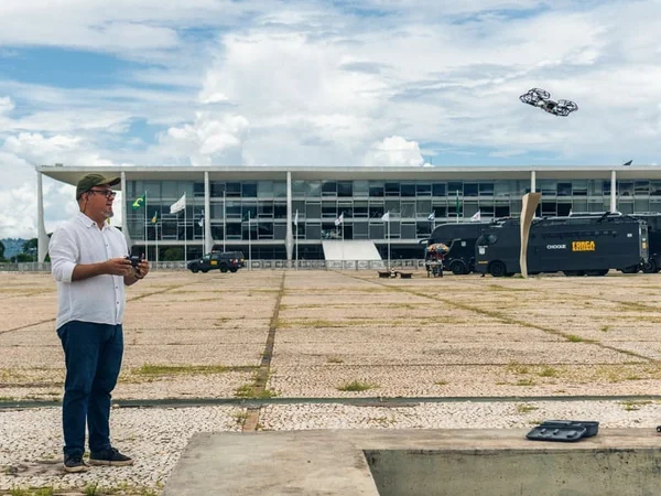 Homem com drone na Praça dos Três Poderes