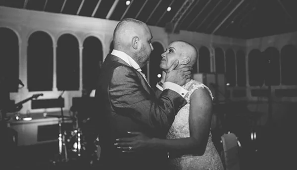 Noiva raspa cabelo no dia do casamento em homenagem a noivo com câncer