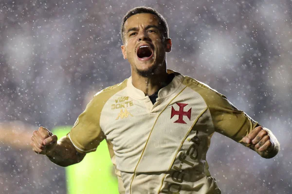 Coutinho comemorando gol do Vasco sobre o Bahia
