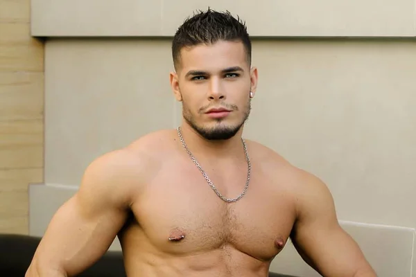 Ator pornô diz que quem transa com gente do mesmo sexo não é gay