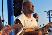 Vídeo: após faltar luz, Thiaguinho improvisa durante show de Miami