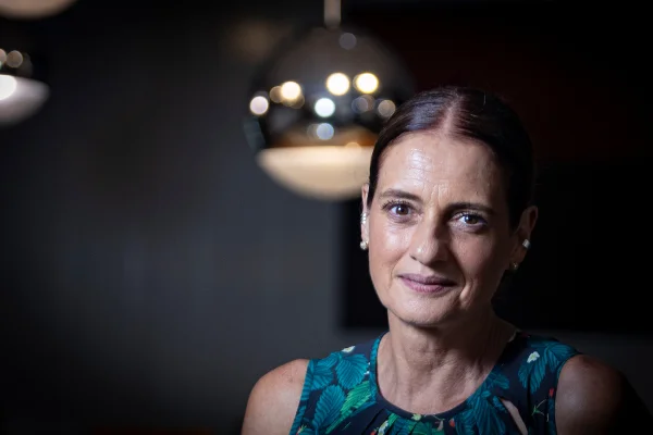 A atriz Denise Fraga, que está em Brasília para se apresentar na peça de teatro Eu de Você, é entrevistada pela repórter Juliana Barbosa - Metrópoles