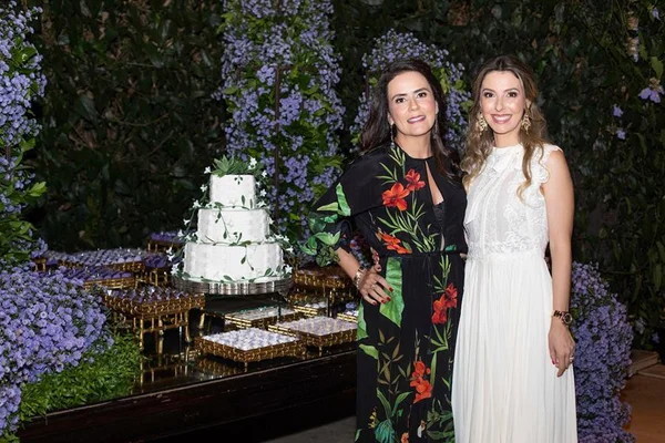 Tetê Araújo festeja a cunhada Cristiane Adriano em superfesta