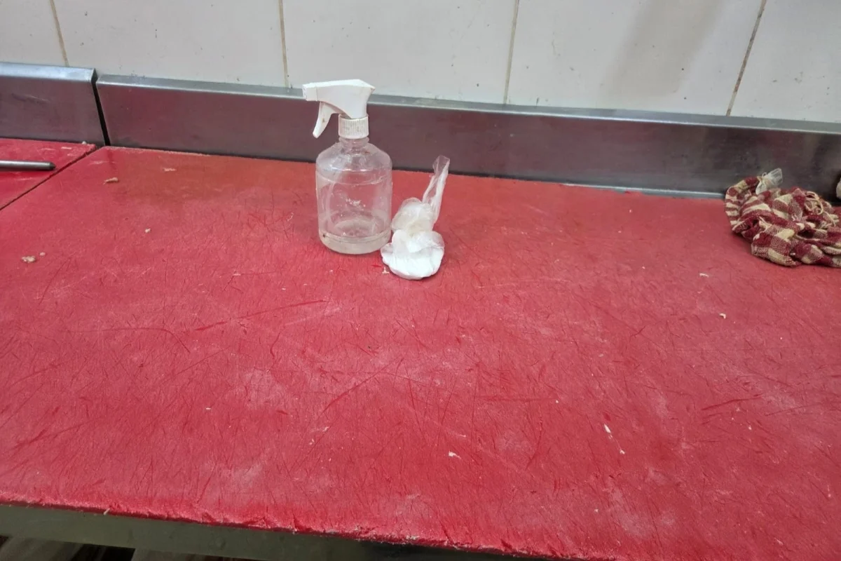 Suspeitos adicionavam um composto químico na carne podre para dar aparência boa Suspeitos adicionavam um composto químico na carne podre para dar aparência boa