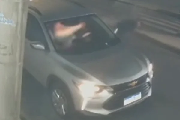 Imagem colorida de homem reagindo a assalto. Metrópoles
