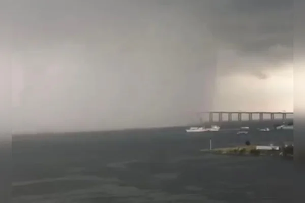 Vídeo mostra Ponte Rio-Niterói sendo engolida por temporal no RJ