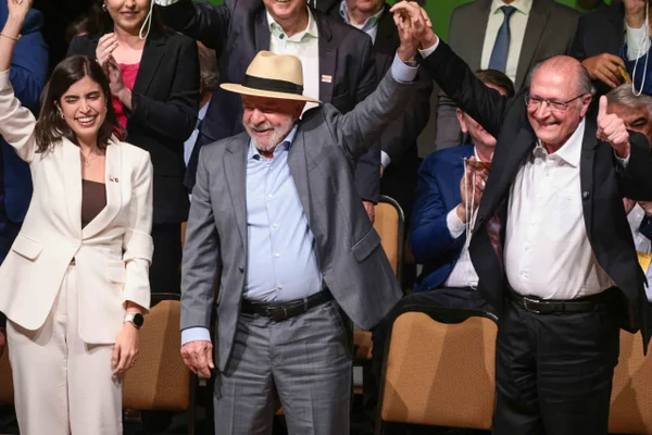 Alckmin é oficializado como vice na chapa de Lula em convenção do PSB