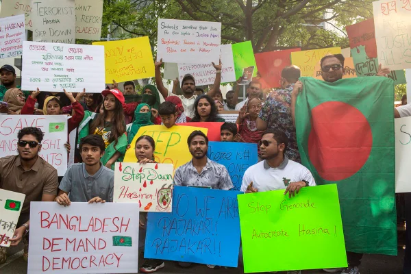 Foto colorida de protesto em Bangladesh - Metrópoles