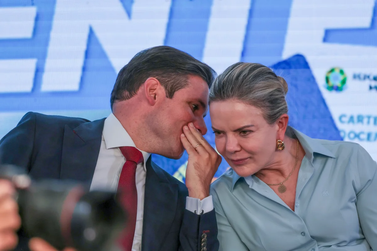 Após PP, Gleisi e Motta renegociam cargos com outros três partidos 1 Imagem colorida da ministra Gleisi Hoffmann e o presidente da Câmara, Hugo Motta