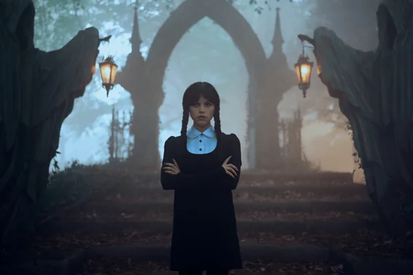 foto com cor. jenna ortega como wandinha addams - metrópoles