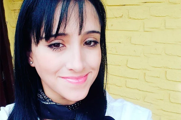 Emocionada, Marília Mendonça visita fã mirim com doença rara