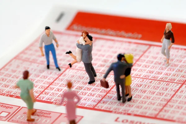 Imagem ilustrativa de pessoas comemorando sobre um papel com jogos de loteria - Metrópoles