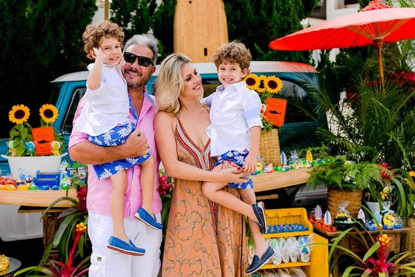 Sophia Gontijo comemora aniversário dos filhos gêmeos com pool party