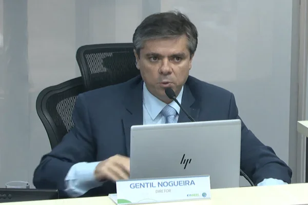 Imagem colorida de diretor da aneel em votação por recomendação de caducidade de contrato da enel - Metrópoles