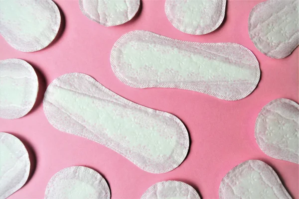Absorvente higiênico feminino para proteção menstrual, vista superior