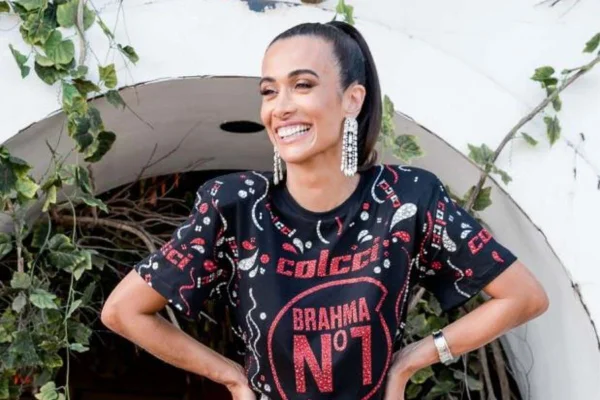 Mulher vestida de preto e vermelho olha para esquerda enquanto posa para fotos - Metró