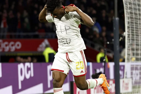 Árbitro não pune jogador que tirou a camisa para homenagear Atsu