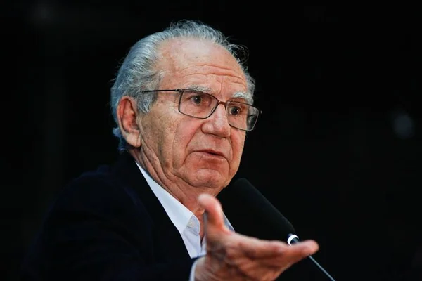 Dia de quê? Frejat incendeia cena política e avalia voltar à disputa