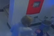 Idosa tenta ajudar a cuidadora