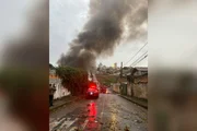 Incêndio assusta moradores e atinge depósito de recicláveis em BH Incêndio assusta moradores e atinge depósito de recicláveis em BH